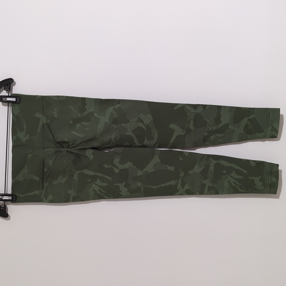Gymshark scrunch back leggings size medium camo green in color - Picture 4 of 4